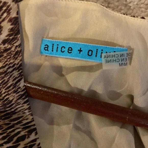 Alice + Olivia | Selena Animal Print Silk Batwing Blouse Top M - Picture 7 of 7